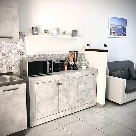 לינה וארוחת בוקר Rianna House 2*