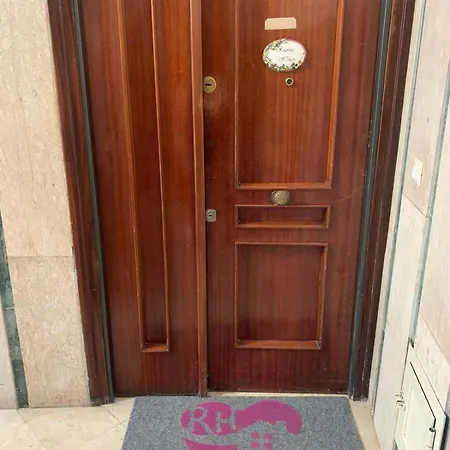 לינה וארוחת בוקר Rianna House נאפולי