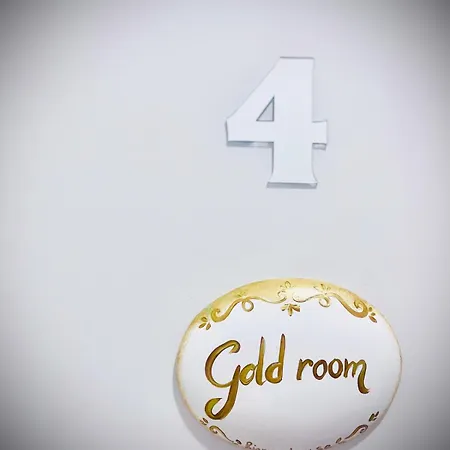 לינה וארוחת בוקר Rianna House 2*