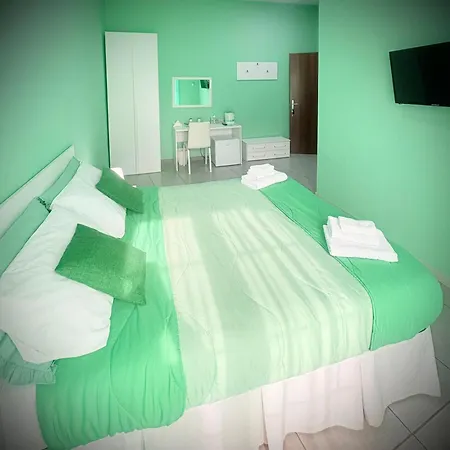 לינה וארוחת בוקר Rianna House 2*
